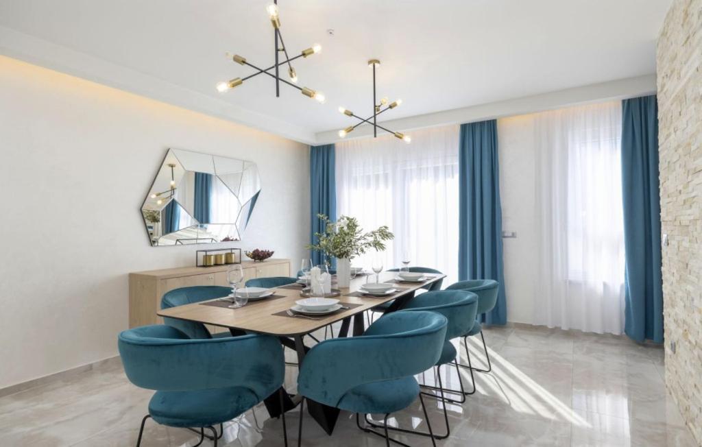 Sunny Lux 1 In By Guide Makarska