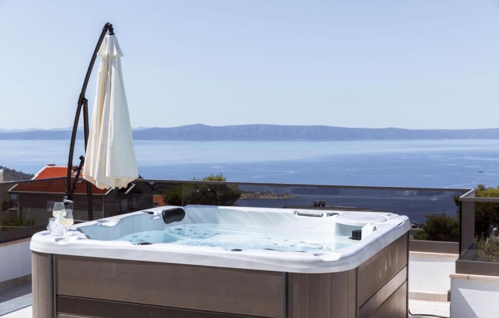 Sunny Lux 1 In By Guide Villaer *